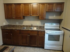 404 Plaza Heights Rd, Unit 4 plex in Marshalltown in Marshalltown, IA - Building Photo