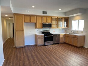 4529 Colfax Ave, Unit Apt 102 in Los Angeles, CA - Building Photo - Building Photo