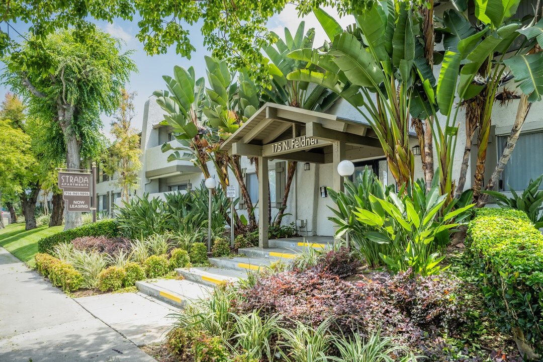 Strada Apartments in Orange, CA - Foto de edificio
