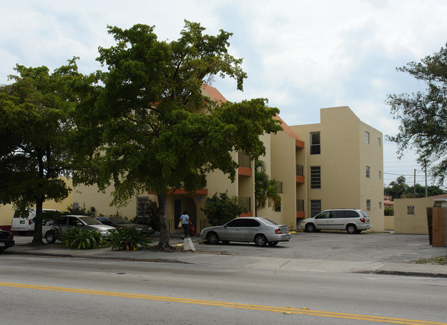 2030-2040 NW 7th St in Miami, FL - Building Photo - Building Photo