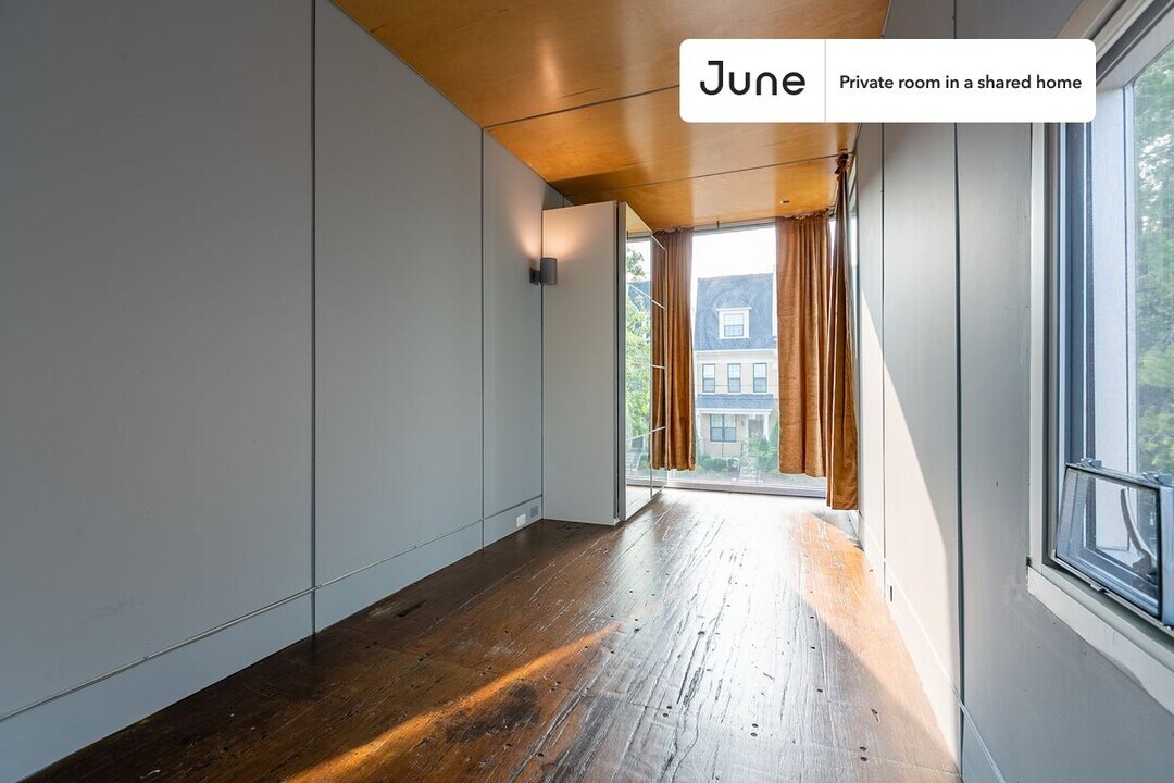 Private bedroom in 6 bed/6 bath Home in Washington, DC - Building Photo