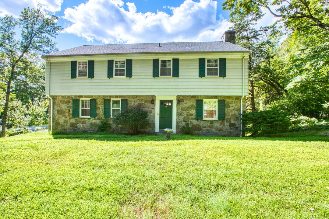 226 Stanwich Rd in Greenwich, CT - Building Photo