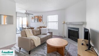 1071 Clayton Ln in Austin, TX - Building Photo