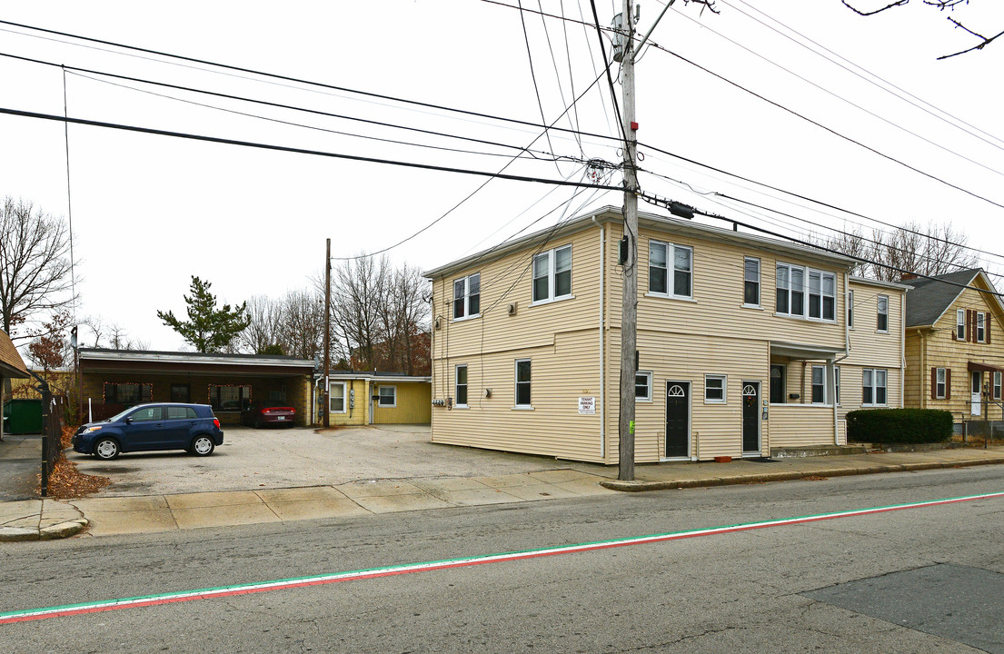 1790 Cranston St in Cranston, RI - Building Photo