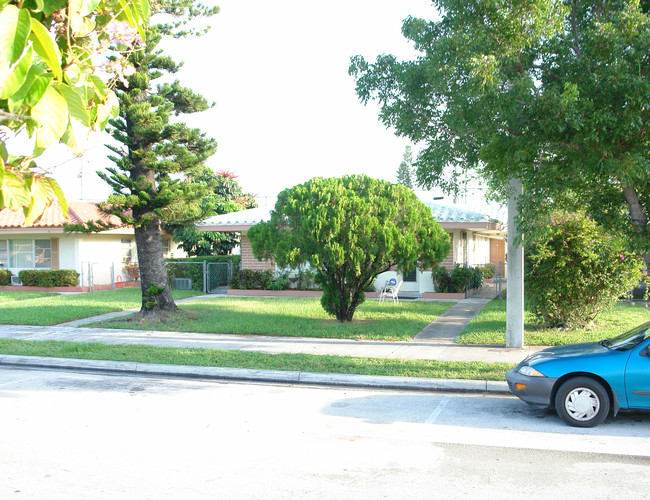 1955 NE 171st St in Miami, FL - Building Photo - Building Photo