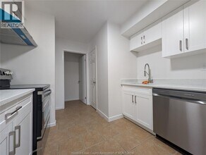 2983 Meadowbrook Ln in Windsor, ON - Building Photo - Building Photo