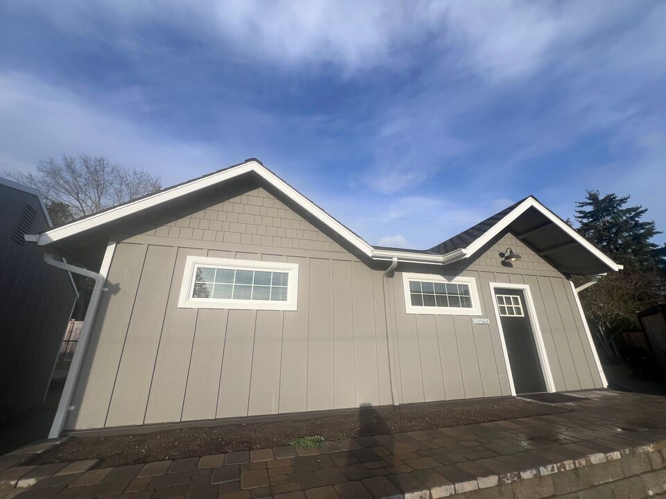 8316 Knute Ln NW in Silverdale, WA - Foto de edificio