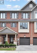 10 Snowberry Ln in Hamilton, ON - Building Photo