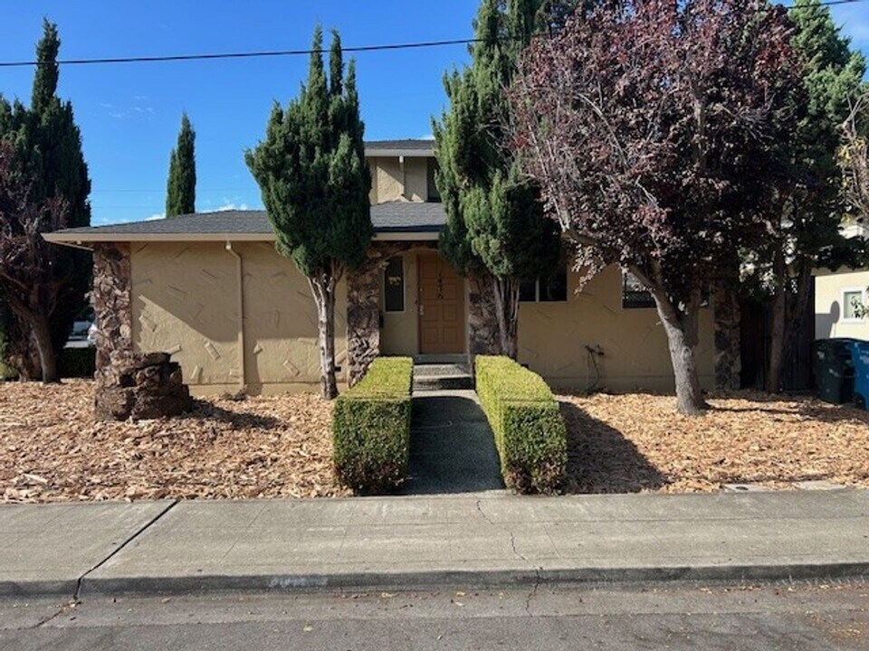 1476 Kentfield Ave in Redwood City, CA - Building Photo