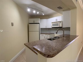 9735 Fontainebleau Blvd in Miami, FL - Building Photo - Building Photo