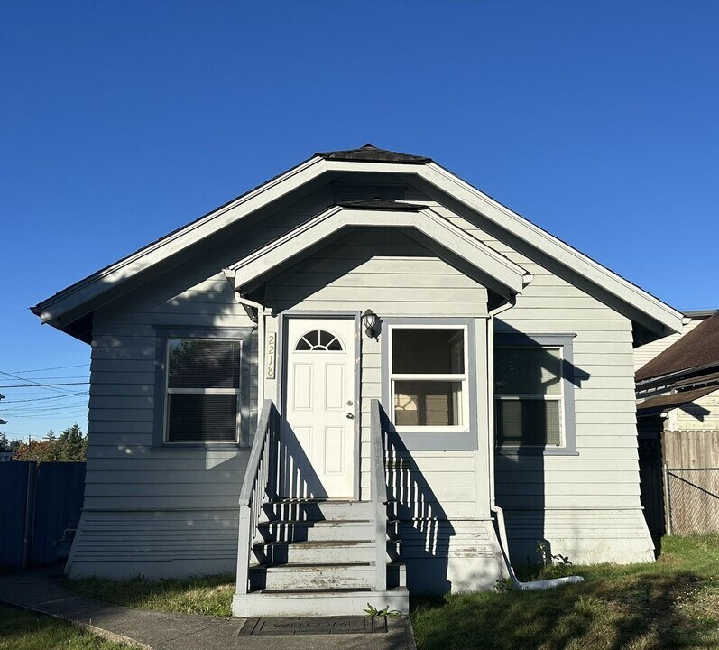 2218 Summit Ave in Everett, WA - Building Photo