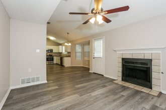 208 Chamblin Dr in Cedar Hill, TX - Foto de edificio - Building Photo