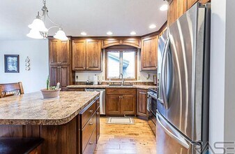 2720 S Maywood Dr in Sioux Falls, SD - Building Photo - Building Photo