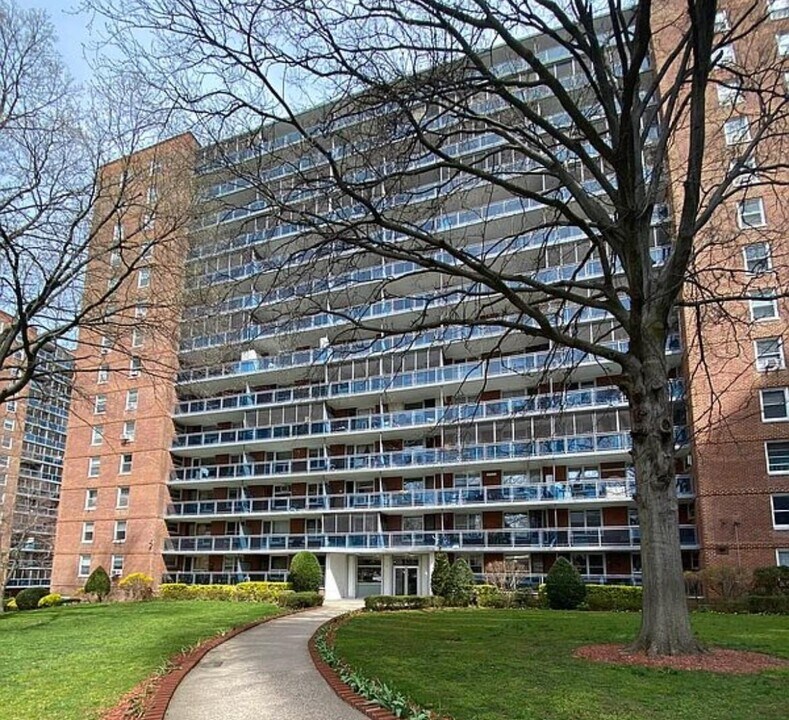98-5-98-63 63rd Rd in Queens, NY - Building Photo