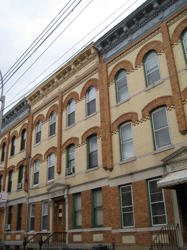 Landmark in Flushing, NY - Foto de edificio - Building Photo