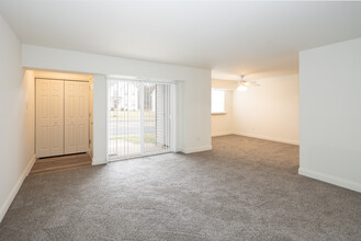 Knights Crossing in Bensalem, PA - Building Photo - Interior Photo