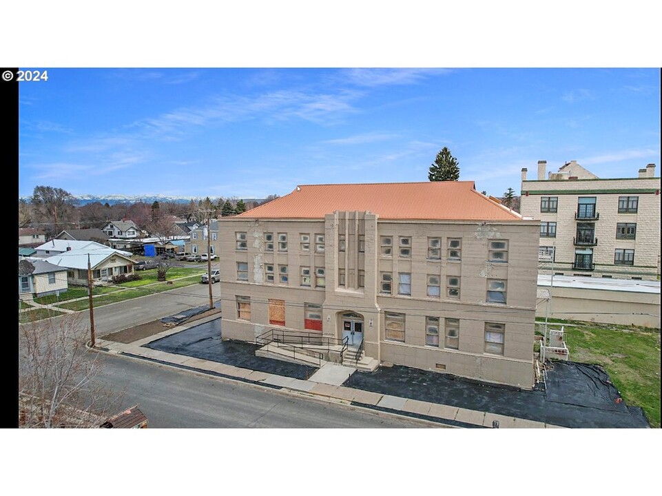 2330 5th St in Baker City, OR - Building Photo