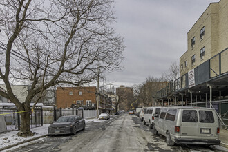 716 Beach Ave in Bronx, NY - Foto de edificio - Building Photo