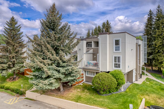 13104 Elbow Dr SW in Calgary, AB - Building Photo - Building Photo