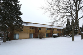 Spring Hill Apartments in Sleepy Hollow, IL - Building Photo - Building Photo