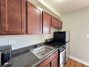 823 W Diversey Pkwy in Chicago, IL - Building Photo - Building Photo