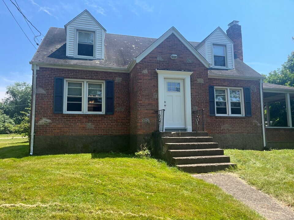 69 Damascus Rd in Branford, CT - Building Photo