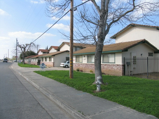 Evergreen Apartments in Merced, CA - Building Photo - Building Photo