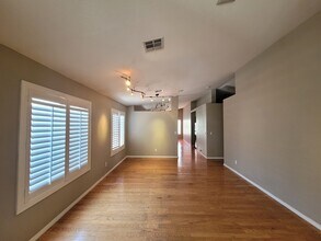 2563 Spruce Creek Dr in Las Vegas, NV - Building Photo - Building Photo