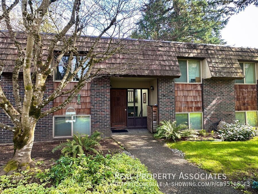 6117 NE 194th Pl in Kenmore, WA - Building Photo