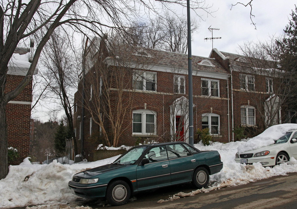 4017 Davis Pl NW in Washington, DC - Building Photo