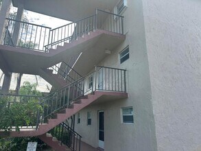 715 Lori Dr, Unit 201 in Palm Springs, FL - Building Photo - Building Photo