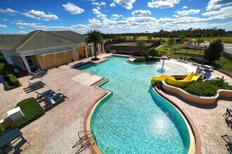 2305 Victoria Dr in Davenport, FL - Foto de edificio - Building Photo