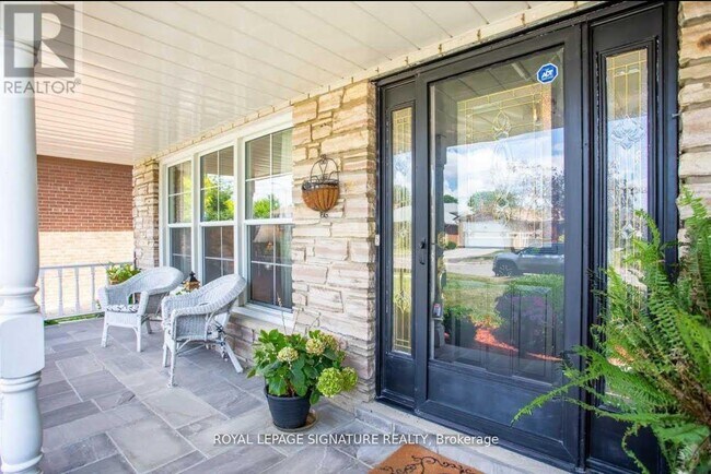 1040 Runningbrook Dr in Mississauga, ON - Building Photo - Building Photo