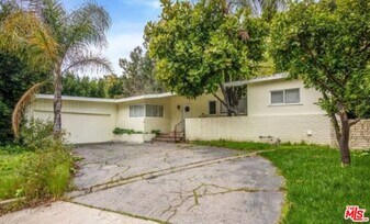 1555 San Ysidro Dr in Beverly Hills, CA - Building Photo