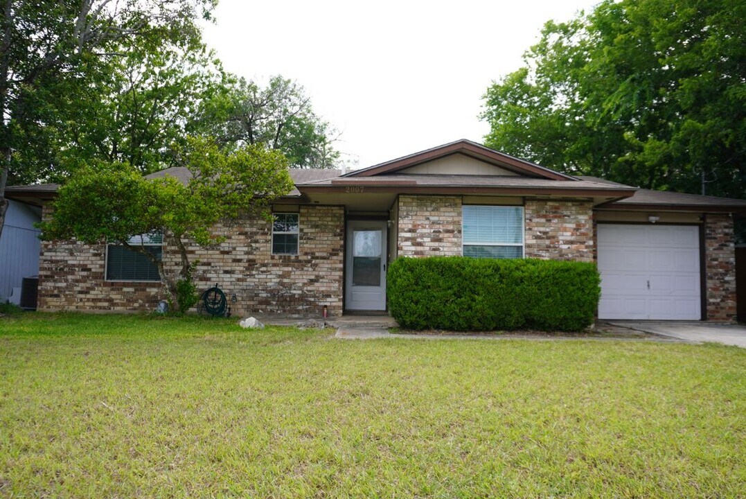 2007 Hickory Hill Dr in Kirby, TX - Building Photo