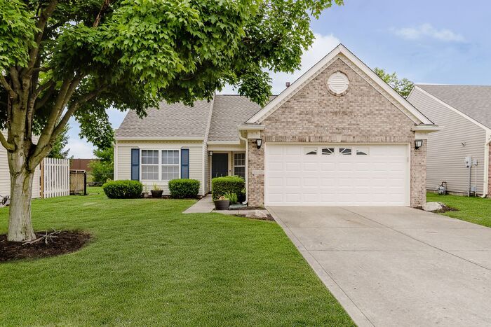 9249 Crossing Dr in Fishers, IN - Building Photo