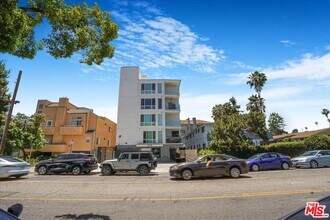 10918 Camarillo St in Los Angeles, CA - Building Photo - Building Photo