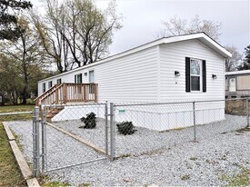 6 Elcona St in Hubert, NC - Building Photo