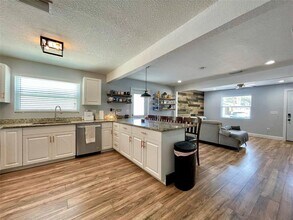8310 El Portal Dr in Tampa, FL - Building Photo - Building Photo