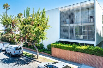 7960 Selma Ave in Los Angeles, CA - Building Photo - Building Photo