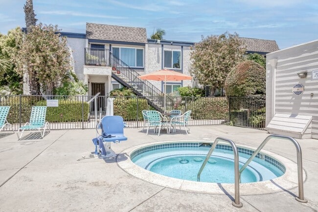 Huntington Pointe in Huntington Beach, CA - Building Photo - Building Photo