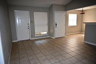 817 Lloyd Ln, Unit B in Elgin, TX - Building Photo - Building Photo