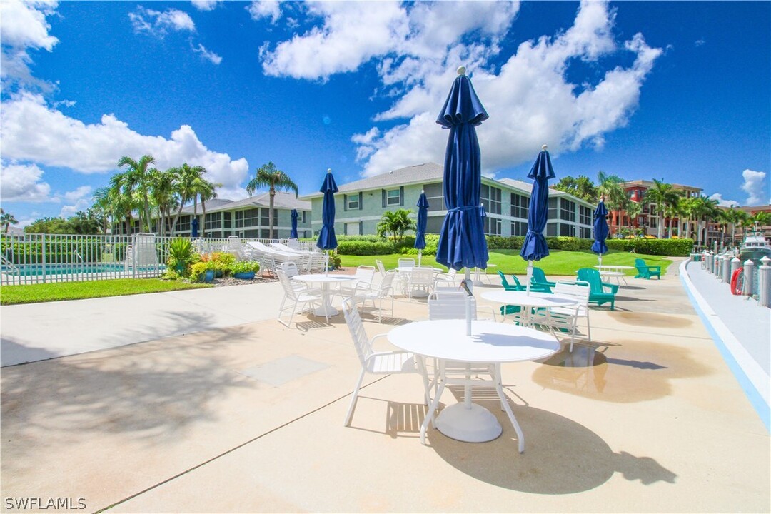 694 W Elkcam Cir in Marco Island, FL - Building Photo