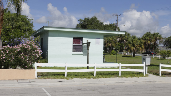 Palm Gardens in Fort Pierce, FL - Foto de edificio - Building Photo