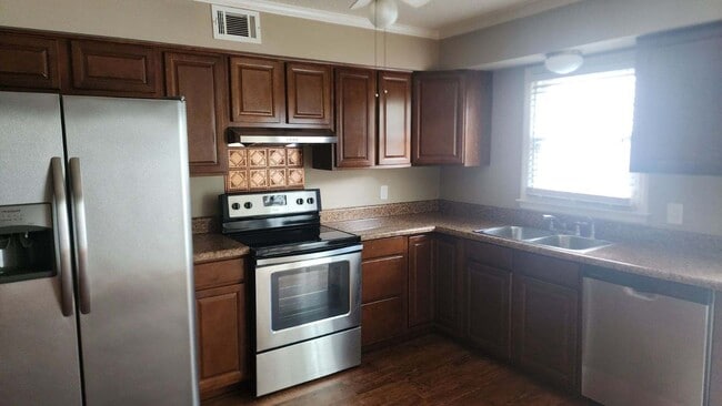 136 Oakmont Dr, Unit Lexington Square in Greenville, NC - Building Photo - Building Photo