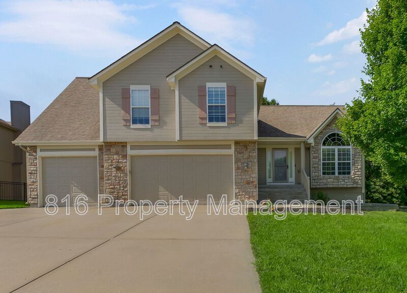701 Tomahawk Ct in Smithville, MO - Building Photo
