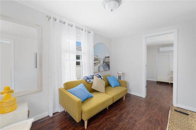 66 Knowlesway, Upper unit in Narragansett, RI - Building Photo - Building Photo