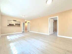 1385 E Vernon Ave in Los Angeles, CA - Foto de edificio - Building Photo