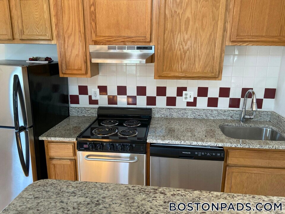 8 Shepard St in Boston, MA - Building Photo