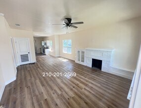 1106 W Ridgewood Ct in San Antonio, TX - Building Photo - Building Photo